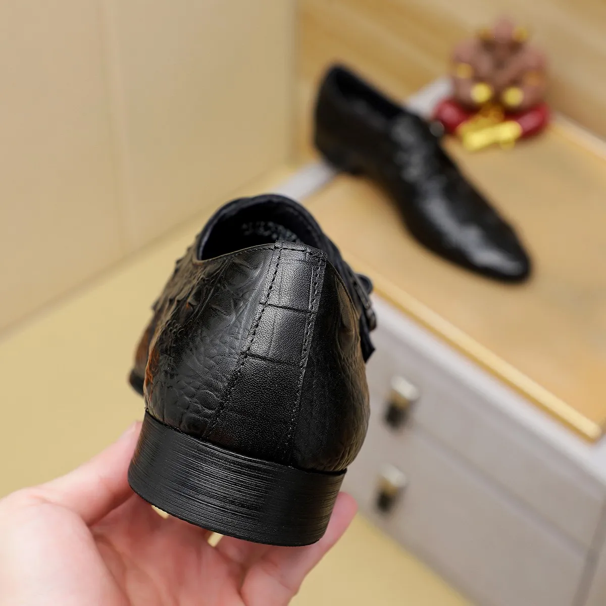 Men's shoes 💰560 💰 Louis Vuitton LV ® Autumn and Winter 🆕 models 🔛Full shoe counter First layer cowhide, 🐂Leather lined casual shoes for men, super soft outsole, a must-have for driving. Counter synchronization Original first layer cowhide Completely 1:1 mold customization 🌹Top version, 2 colors available! Number: 38-45 (37.46. Customized)